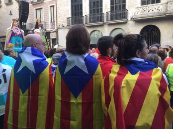 Alrededor de 5.000 personas se han reunido en la Plaça del Ví. (NAIZ.EUS)