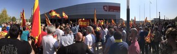 Los ultras han rodeado el recinto donde se celebra la asamblea. (@MonederoJC)