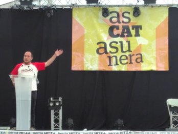 David Fernández, en el acto de hoy en Donostia. (@xabi_soto)