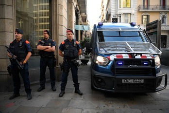 Una patrulla de los Mossos d'Esquadra en las calles de Barcelona. (Lluís GENÉ/AFP PHOTO)