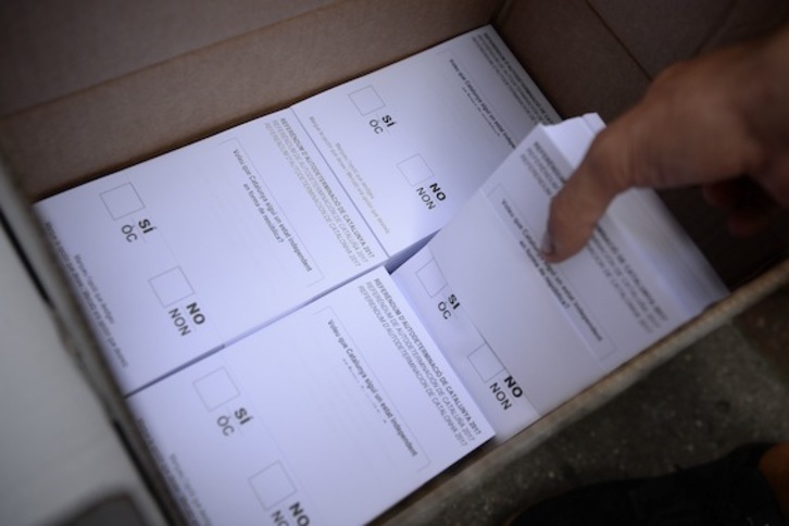 Una caja llena de papeletas para el referéndum del 1-O. (Josep LAGO/AFP)