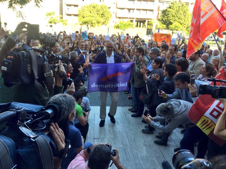 El presidente de la Associació Catalana de Municipis (ACM), Miquel Buch, a su llegada a los juzgados. (@ACM948)