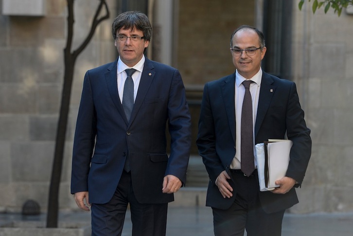 El president Puigdemont y el portavoz Turull llegan a la reunión del Govern hoy. (Josep LAGO/AFP)