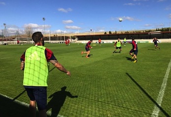 Entrenamiento de los rojillos en Taxoare para preparar el partido ante el Sporting. (OSASUNA)