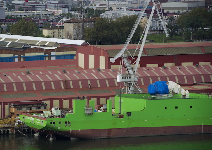 El barco en construcción ‘Living Stone’. (Luis JAUREGIALTZO / ARGAZKI PRESS)