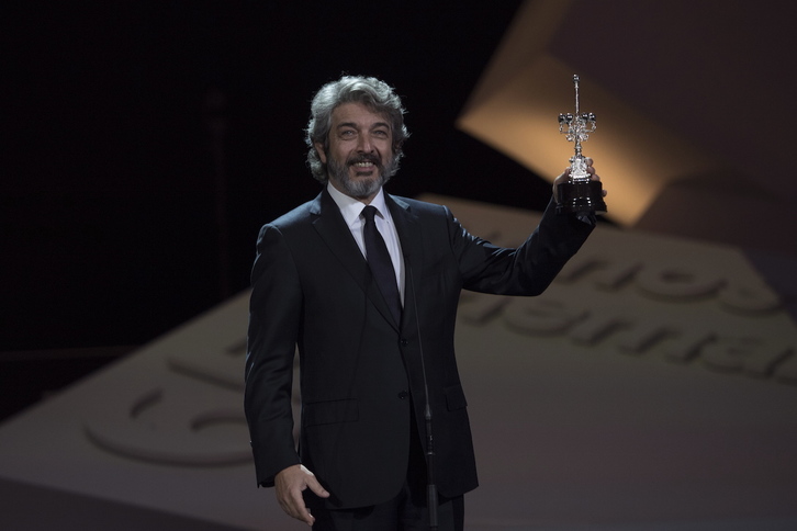 Ricardo Darín, con el Premio Donostia que ha recibido este martes. (Juan Carlos RUIZ / ARGAZKI PRESS)