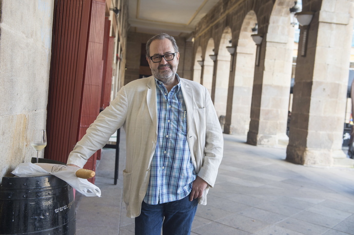 Juan Bas en la plaza Nueva de Bilbo. (Monika DEL VALLE / ARGAZKI PRESS)
