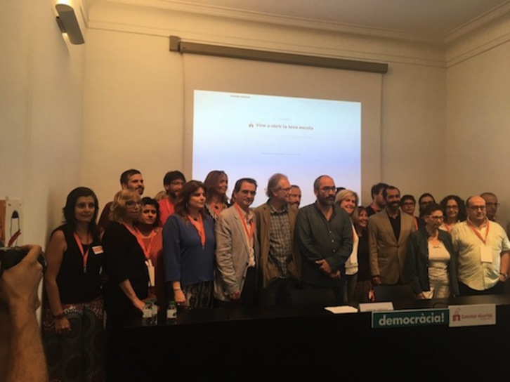 Rueda de prensa de la comunidad educativa para presentar Escoles Obertes. (ÒMNIUM)