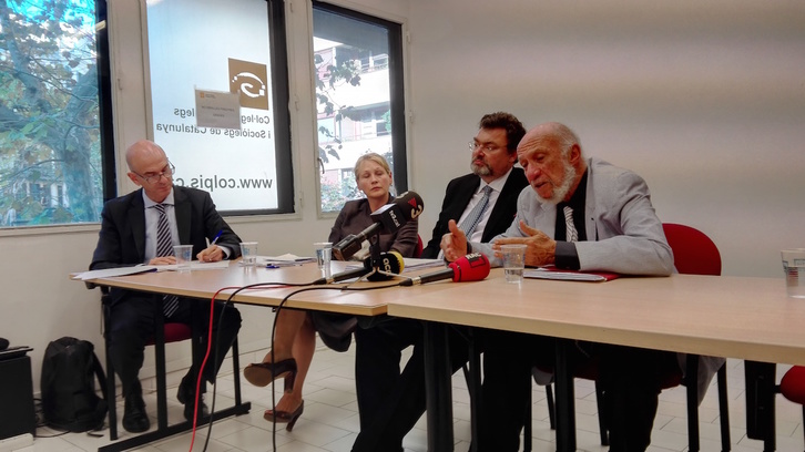 Ana Stanic, segunda por la izquierda, Marc Weller y Richard Falk.