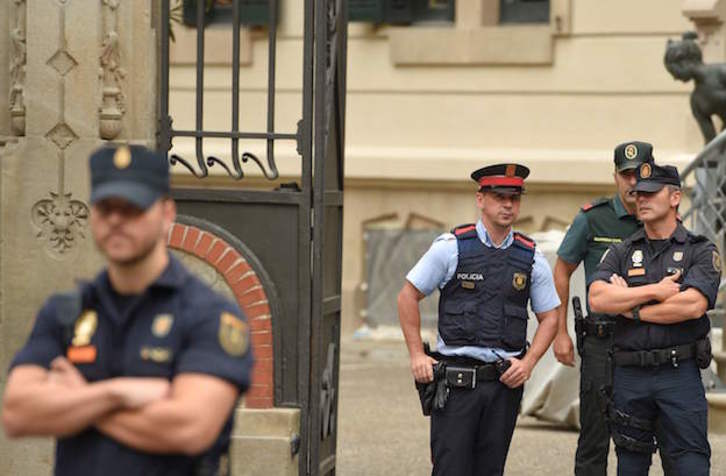 La jueza ha ordenando a los tres cuerpos policiales que colaboren en el cierre de centros de voto. (Lluis GENÉ / AFP)