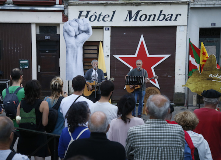 Un momento del acto celebrado en Baiona con motivo del Gudari Eguna. (Bob EDME / ARGAZKI PRESS)