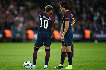 Neymar y Cavani conversan antes de ejecutar una falta. (CHRISTOPHE SIMON / AFP)