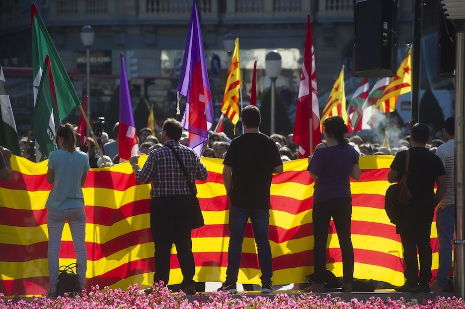 Los sindicatos han desplegado una gran senyera. (Luis JAUREGIALTZO / ARGAZKI PRESS) Los sindicatos han desplegado una gran senyera. (Luis JAUREGIALTZO / ARGAZKI PRESS)