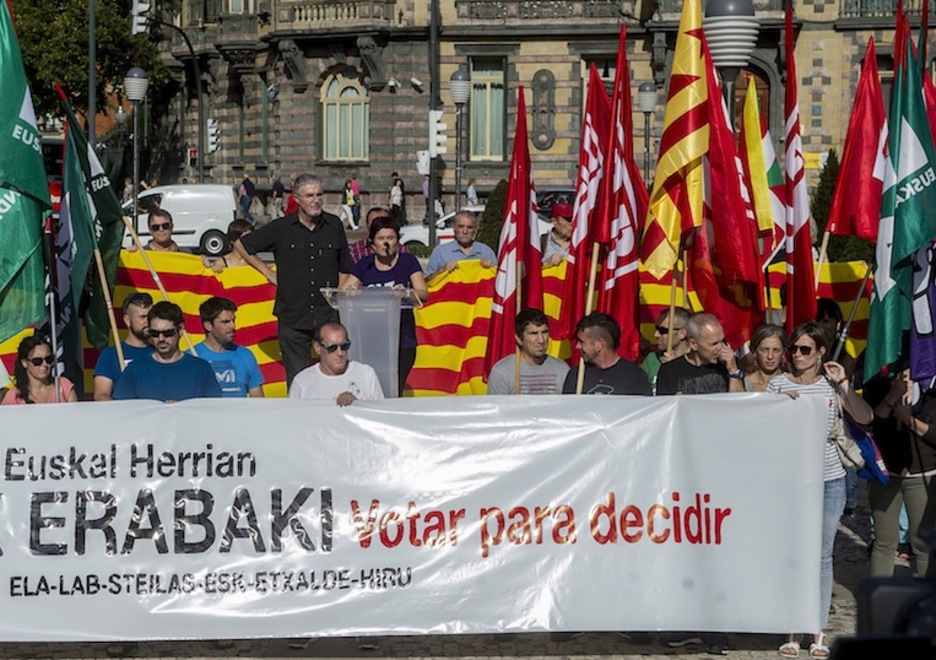 Garbiñe Aranburu y Adolfo Muñoz han tomado la palabra en nombre de ELA, LAB, ESK, Steilas, Etxalde e Hiru. (Luis JAUREGIALTZO / ARGAZKI PRESS) Garbiñe Aranburu y Adolfo Muñoz han tomado la palabra en nombre de ELA, LAB, ESK, Steilas, Etxalde e Hiru. (Luis JAUREGIALTZO / ARGAZKI PRESS)