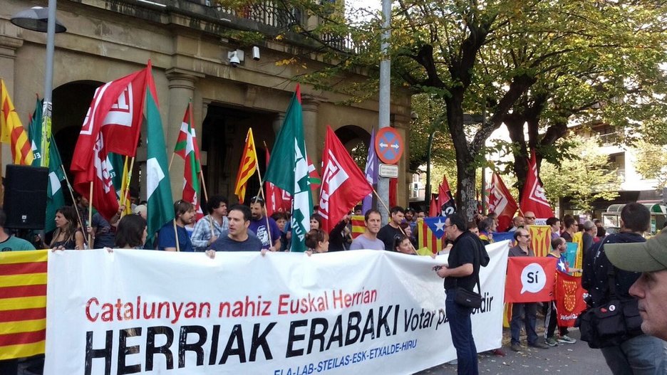 Gritos de «votarem» en la concentración de los sindicatos en Iruñea. (@hirusindikatua) Gritos de «votarem» en la concentración de los sindicatos en Iruñea. (@hirusindikatua)