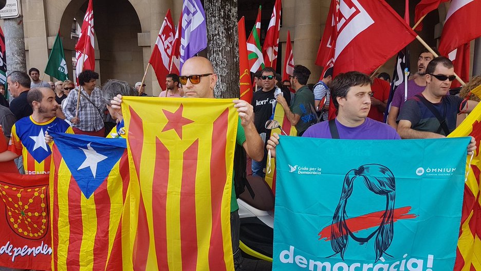 «Democracia», desde Iruñea hasta Catalunya. (@LABnafarroa) «Democracia», desde Iruñea hasta Catalunya. (@LABnafarroa)