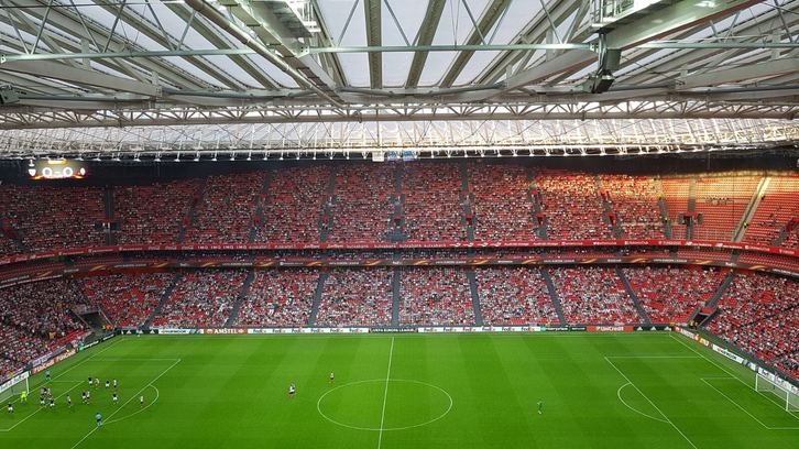 Papeletas y banderas catalanas en apoyo al referéndum.