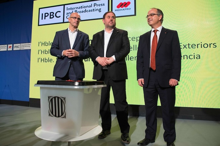 Raül Romeva, Jordi Turull y Oriol Junqueras, con la urna del 1-O. (Josep LAGO/AFP)