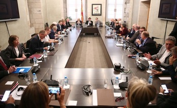 Puigdemont Romeva y Royo, junto a la delegación internacional conformada por una treintena de parlamentarios. (@govern)