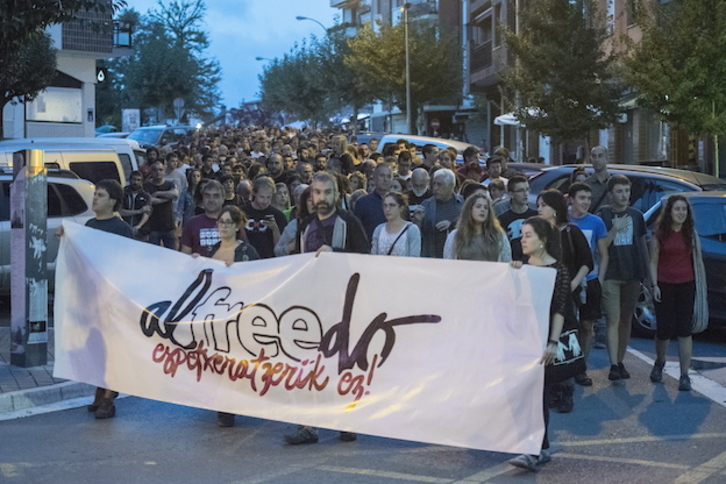 El propio Ramírez ha portado la pancarta en la movilización de Amurrio. (Juanan RUIZ / ARGAZKI PRESS)