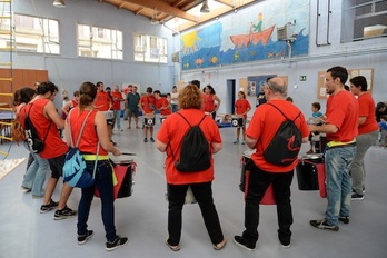 Aguardando al 1-O a ritmo de percusión en un colegio del barrio de Gràcia, en Barcelona. (Josep LAGO/AFP)