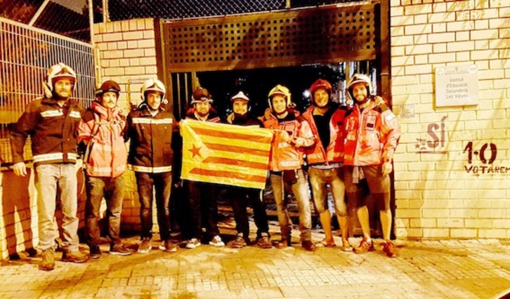 Bomberos vascos se han desplazado a Catalunya. (NAIZ)