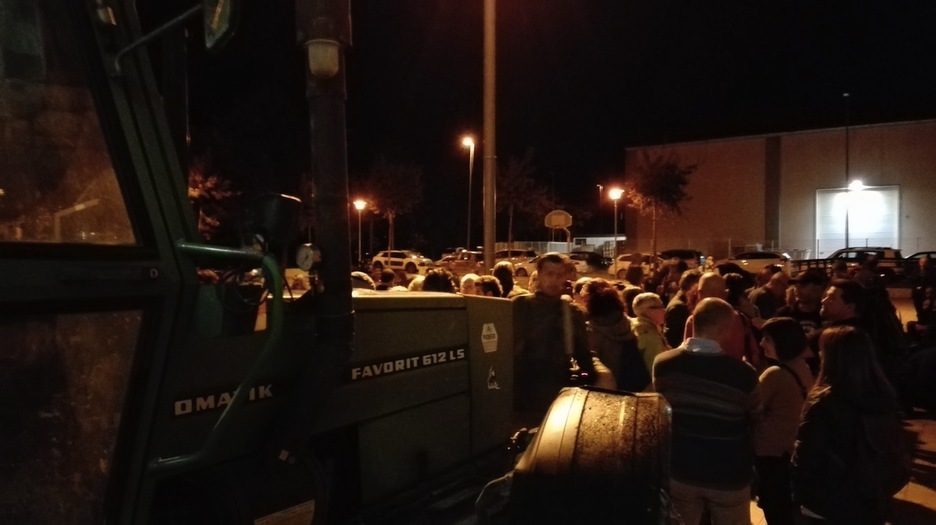 Un tractor y gente a las puertas del colegio de Santa Julia de Remis. (@iontelleria)
