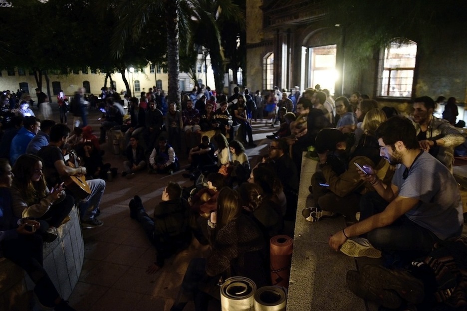 Un grupo de personas aguarda en el exterior de un colegio de Barcelona. (Pierre-Phillipe MARCOU/AFP)