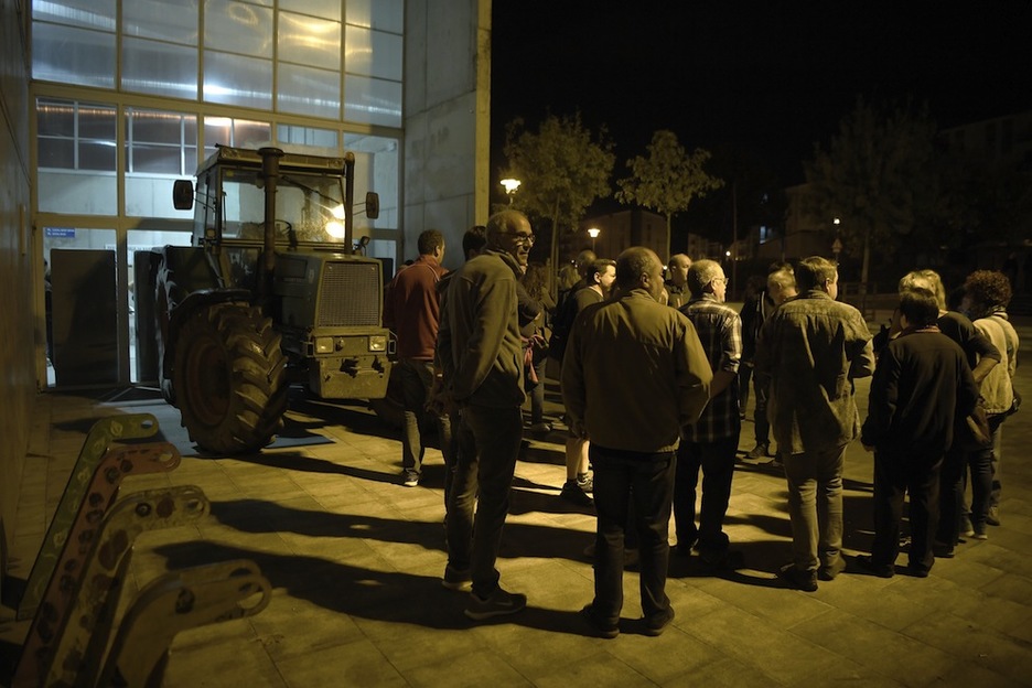 Un tractor en la puerta del colegio de Santa Julià de Remis, donde votará Puigdemont. (Lluís GENE/AFP)