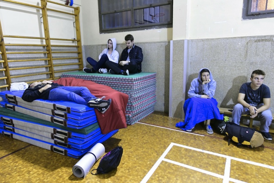 Gente que ha pernoctado en un colegio de Barcelona. (José JORDAN/AFP)