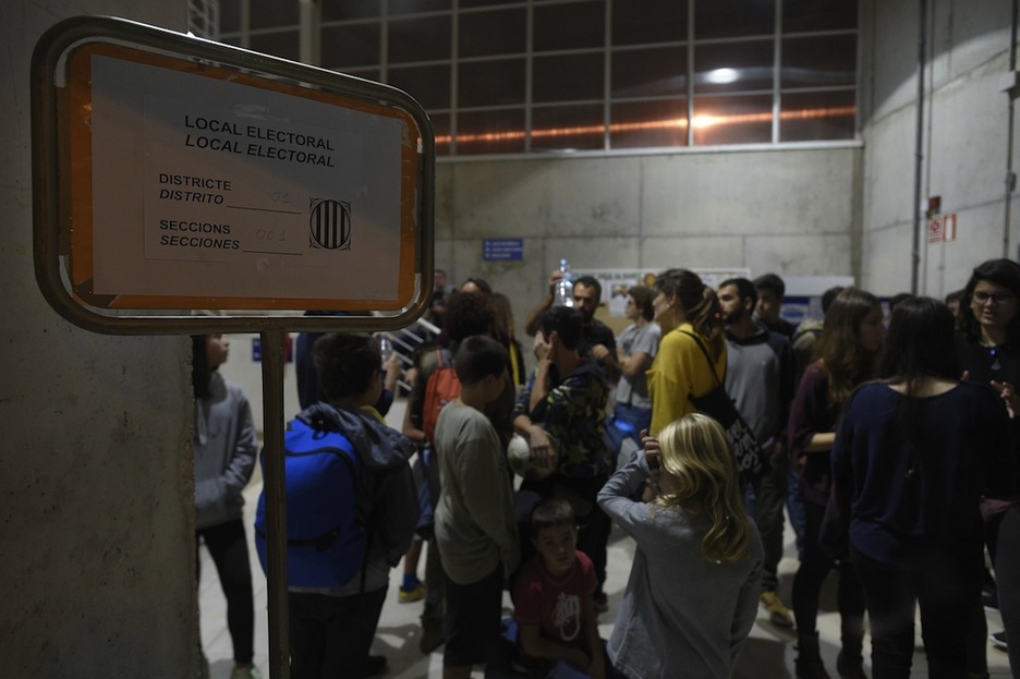 Un local electoral en Barcelona. (Lluís GENE/AFP)