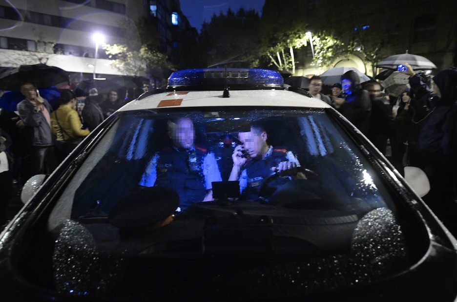 Una patrulla de los Mossos, en un colegio de Barcelona. (José JORDAN/AFP)
