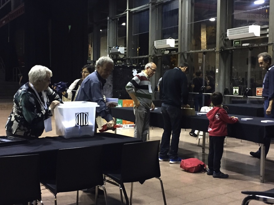 Una urna en la escuela Cotxeres de Sants. (@iraiaoiarzabal)