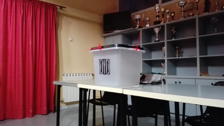 Urnas en un colegio electoral. (NAIZ.EUS)