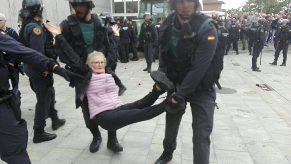 Una mujer de edad avanzada, desalojada por la Guardia Civil. 