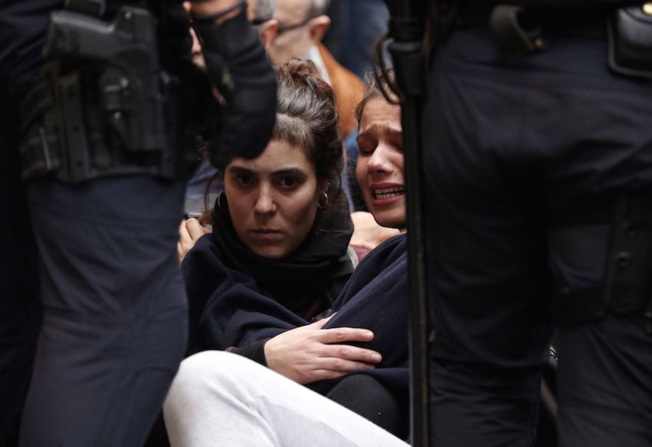 Miedo entre la gente en el muro popular. (Pau BARRENA/AFP)