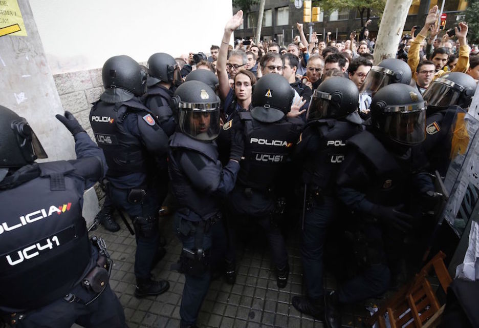 Muro popular pacífico frente a un colegio electoral. (Pau BARRENA/AFP)