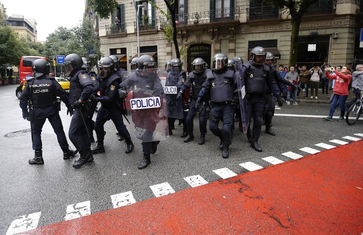 Agentes de la Policía española, en Barcelona . (Pau BARRENA / AFP)