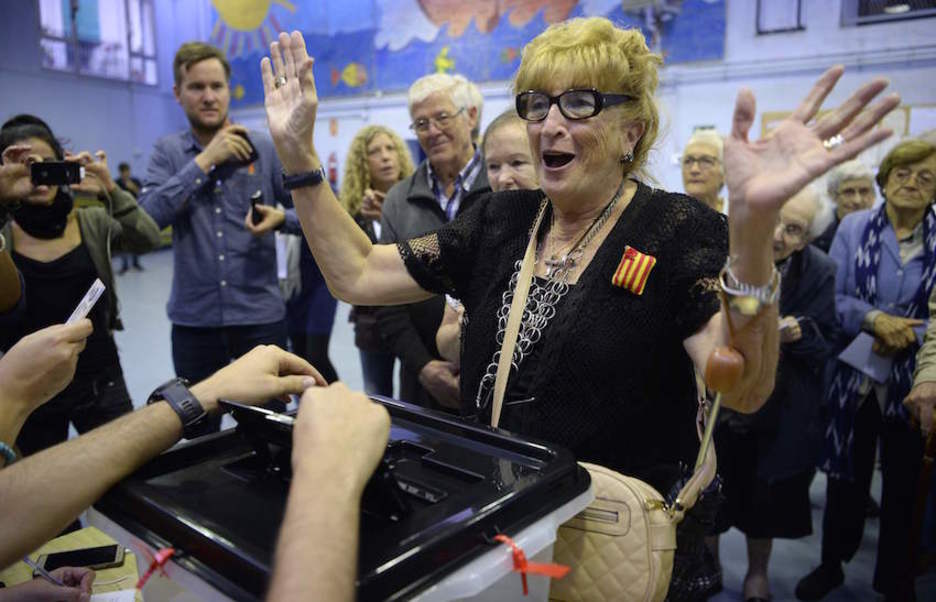 Alegría tras haber depositado el voto. (Josep LAGO/AFP)