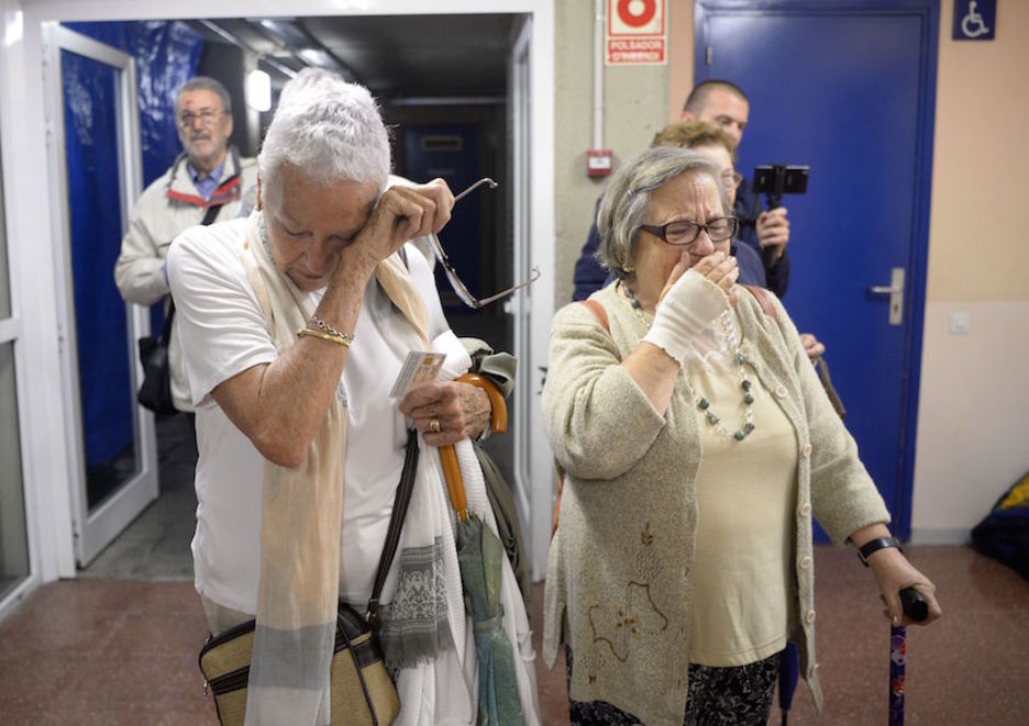 Emoción al entrar al colegio electoral. (Josep LAGO/AFP)
