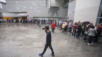 Largas colas en los colegios electorales de Catalunya