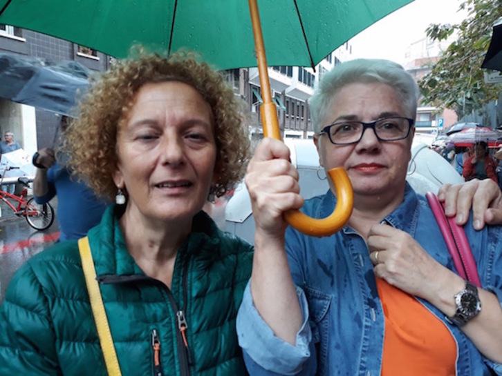 Santseko bozkalekuan, bi emakume ilara egiten