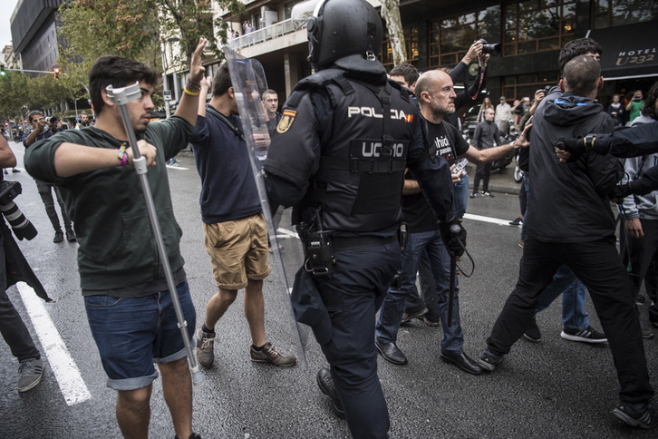 Carga de la Policía española el día del referéndum del 1-O. (Jagoba MANTEROLA / ARGAZKI PRESS)