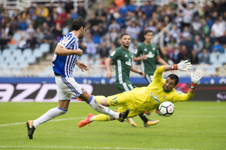 Xabi Prieto bate a Adán, era el empate a tres. (Juan Carlos RUIZ / ARGAZKI PRESS)