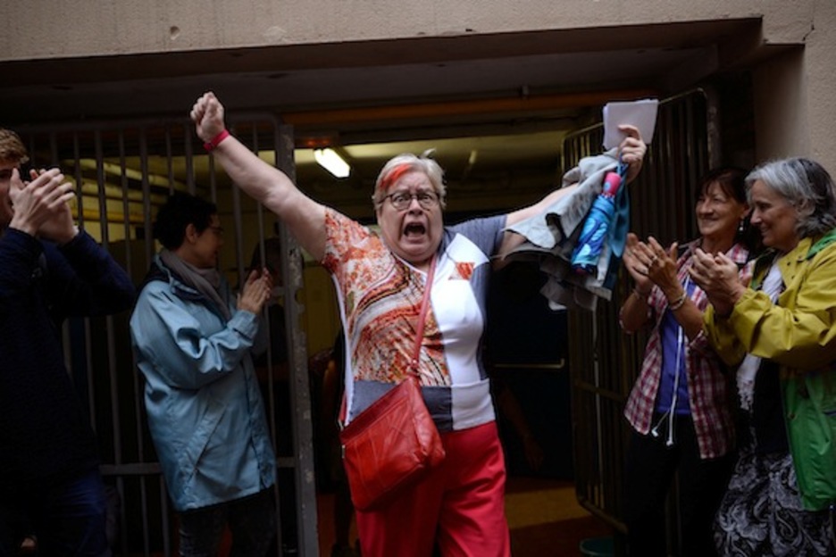Gesto de euforia de una mujer tras votar en un colegio de Barcelona. (Josep LAGO/AFP)
