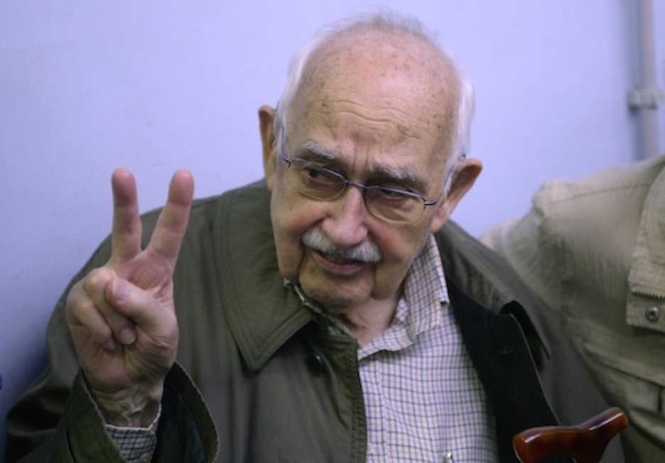 Un hombre hace el gesto de la victoria tras votar en Barcelona. (Josep LAGO/AFP)