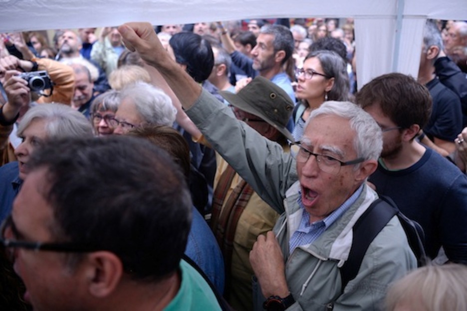 Ciudadanos de todas las edades defienden un colegio electoral en Barcelona. (Josep LAGO/AFP)