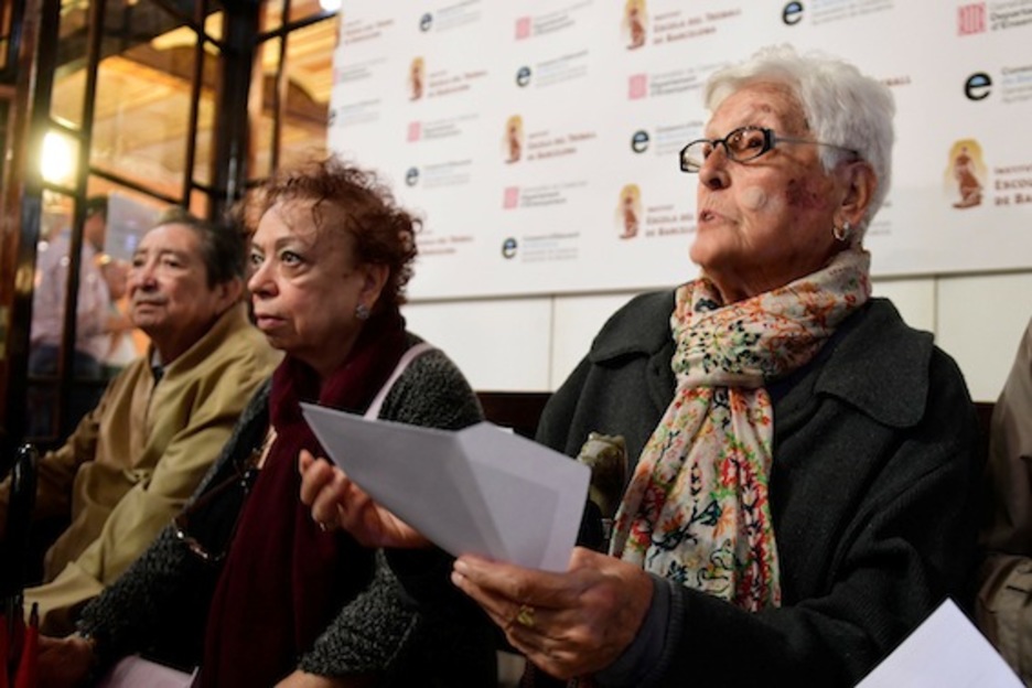 María Enric, de 101 años, aguarda para votar en Barcelona. (Pierre-Philippe MARCOU/AFP)
