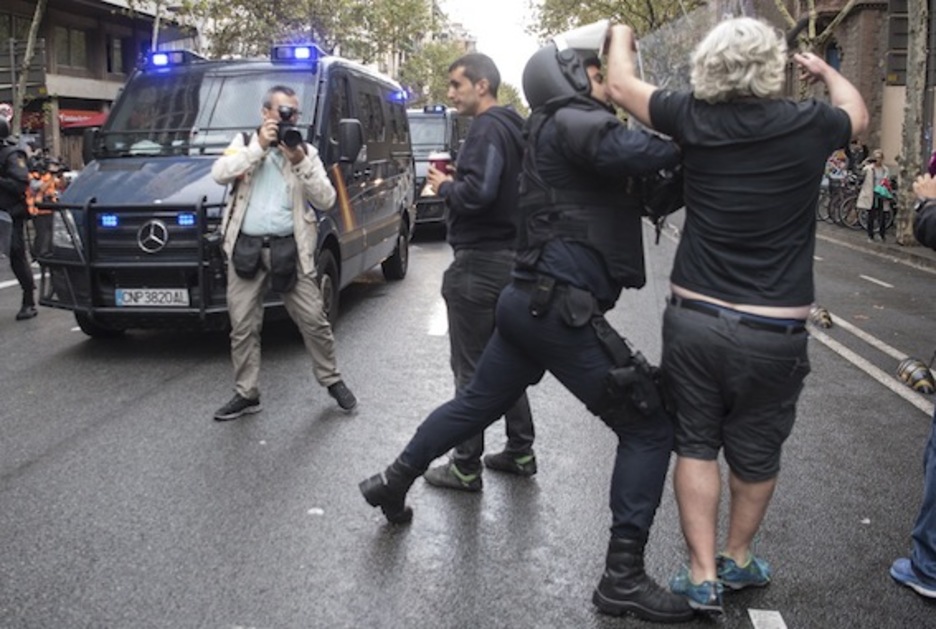 La Policía española empuja a un manifestante en el Eixample. (Jagoba MANTEROLA/ARGAZKI PRESS)