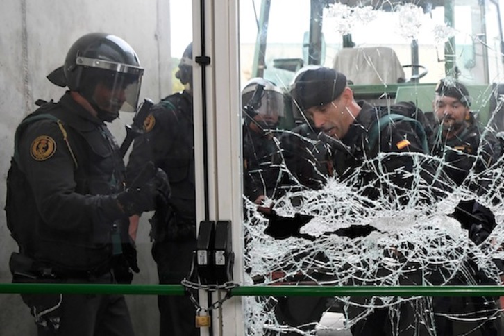 La Guardia Civil, destrozó la puerta para entrar al colegio de Sant Julià de Ramis, donde el 1-O debía votar Puigdemont. (Lluís GENÉ/AFP) 